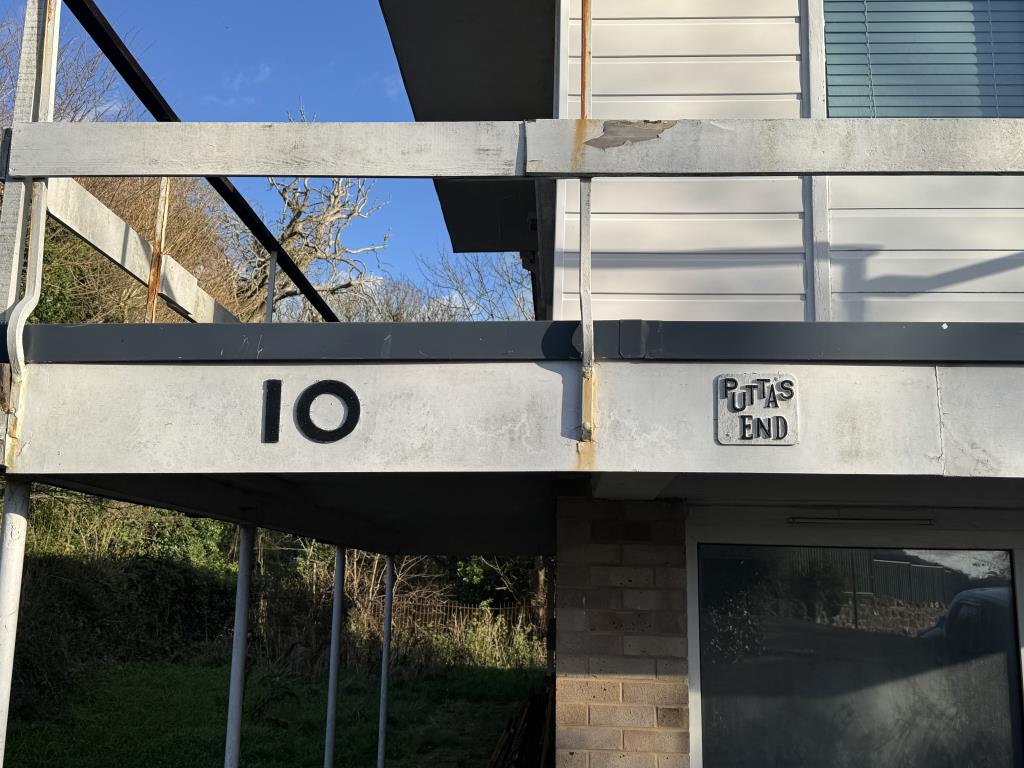 Lot: 166 - DETACHED HOUSE FOR IMPROVEMENT WITH SEA VIEWS IN A POPULAR CUL-DE-SAC LOCATION - Property Name